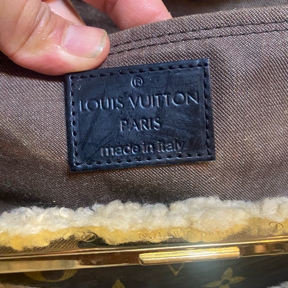 LOUIS VUITTON Patent Monogram Shearling Sac Thunder - Picture 14 of 15